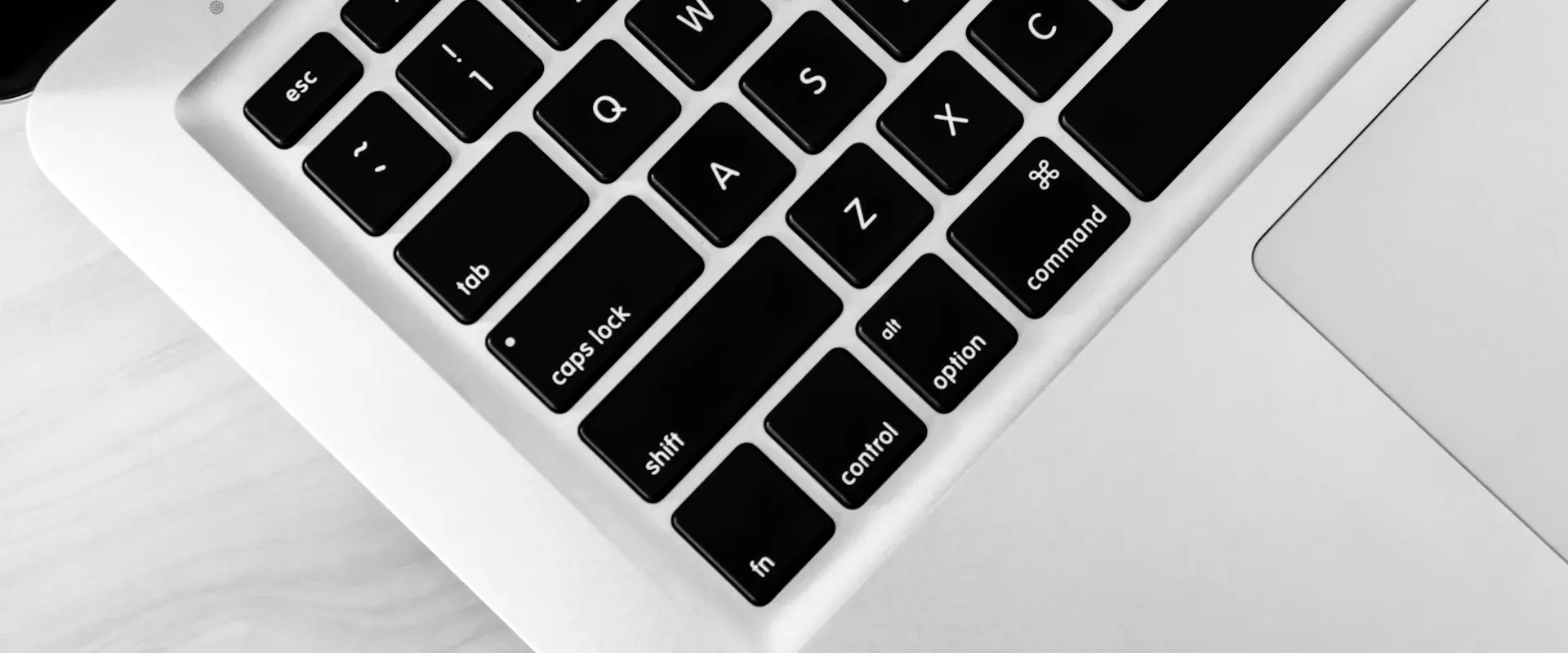 MacBook Tastatur auf dem Werktisch während der Reparatur