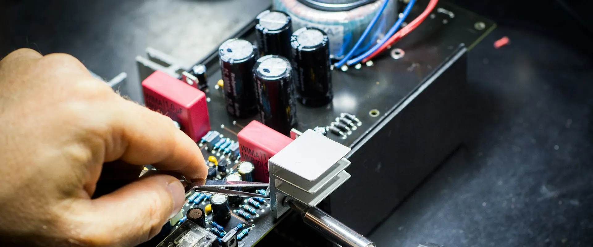 Notebook-Mainboard nach der Ultraschallreinigung unter dem Mikroskop in der Werkstatt