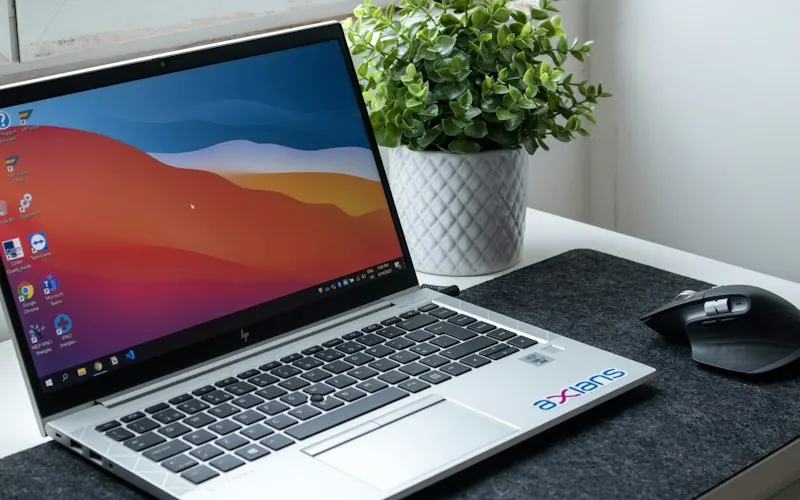 Notebook auf einem Schreibtisch mit Windows-Anmeldebildschirm